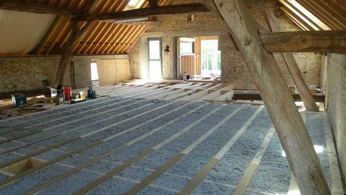 Ouate de cellulose soufflée entre solivage